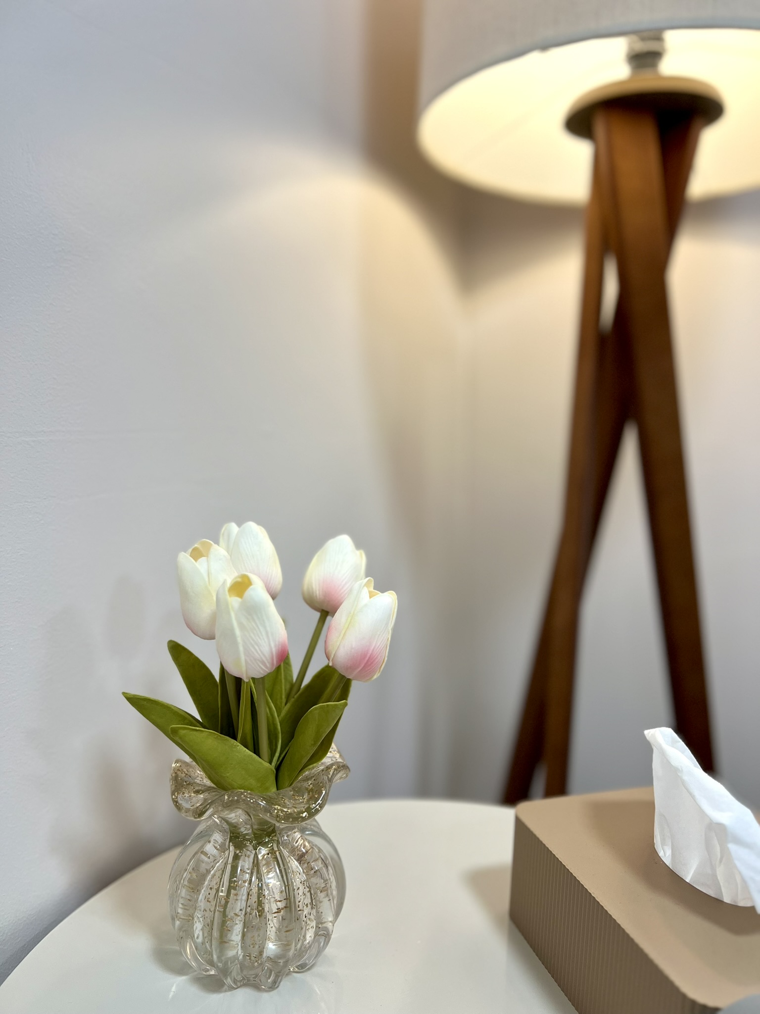 Flores e luminária do consultório